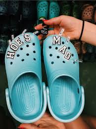 Aesthetic Black Crocs With Charms Pin Juliatops Vsco Juliatops Crocs Hype Shoes Crocs Shoes