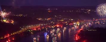 Eine festlich illuminierte schiffsflotte fährt. Rhein In Flammen Bonn