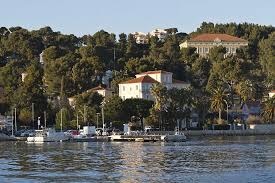 La cabane du pêcheur de 32 m2 à l'atmosphère marine peut accueillir jusqu'à 6 personnes. Villegiature Balneaire Et Cabanons De Pecheurs Metropole Toulon Provence Mediterranee