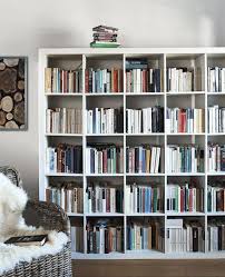 Ikea Deutschland Ein Kallax Regal Voller Bucher In Einem Wohnzimmer U A Mit Ludde Schaffell In Elfenbeinweiss Ikea Regal Kallax Speicherideen
