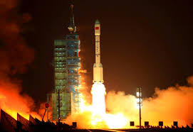 Pour l'heure, on ne sait pas quand, ni où va tomber l'étage central de la fusée chinoise longue marche 5b qui a envoyé, fin avril, le premier module de la station spatiale chinoise dans l'espace. Les Restes D Une Fusee Chinoise Vont Bientot S Ecraser Sur Terre