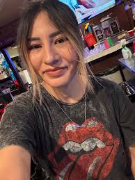 Happy Monday! I'll be your bartender till 7PM! Come celebrate Christmas  Eve-Eve by having a drink! 🍺😊