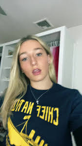 Mia Henderson's Instagram, Twitter & Facebook