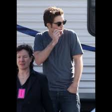 Ensuite, le tabac est fabriqué de façon à favoriser une addiction rapide et difficilement réversible. Choc Les Stars Qui Fument De Tout Et Qui Ne S En Cachent Pas Paperblog