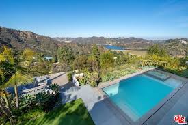 Many stunning homes are located around the lake with this stunning view. 1769 Stone Canyon Rd Los Angeles Ca 90077 Mls 18 321668 Redfin