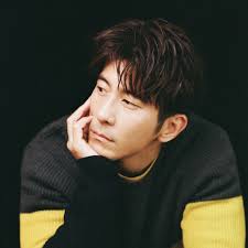 修杰楷（1983年3月6日 － ）出生於台灣，臺灣 男演員。 2003年修杰楷因電視劇《名揚四海》而進入演藝圈；2008年拍攝蔡岳勳執導的電視劇《痞子英雄》；2009年在偶像劇《終極三國》中飾演「孫權」一角。 其妻子為演員賈靜雯。 ä¿®æ°æ¥· à¤¹ à¤® Facebook