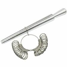 Wir senden ihnen gerne unseren kostenlosen ringgrößenmesser zu, mit dem sie schnell und einfach ihre korrekte ringgröße ermitteln können. Ringmass Ringmesser Ringstock Finger Ring Kaufland De