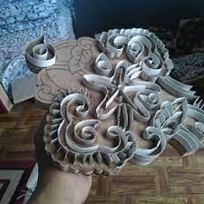 Dikerjakan dengan menggunakan canting yaitu alat yang terbuat dari tembaga yang dibentuk bisa menampung malam (lilin batik) dengan memiliki ujung berupa saluran/pipa kecil untuk keluarnya malam dalam. Inovasi Produk Canting Cap Kertas