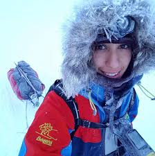 Vi tok en prat med Amy Mir som gikk Åsnes Expedition Amundsen for første  gang i fjor. Faktisk så var det hennes første skirenn! Amy, du var med i  fjor og skal