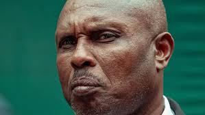 🚨 CLEMENT MZIZA Mshambuliaji wa Yanga U20 Clement mziza akipokea mpira  wake ⚽baada ya kufunga magoli matatu leo dhidi ya Geita Gold U20.