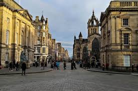 Edimburgo combina aspetti antichi e moderni, ben evidenziati dai resti medievali affiancati dall'imponente architettura in stile georgiano e moderna avanguardia che si possono ammirare dal castello, simbolo della città. Il Royal Mile Di Edimburgo La Nostra Guida Completa Scotland4you