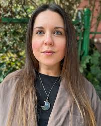 Meet Kate Jamison, MHC, MA Staff Therapist, Pronouns: she/they 🌱 As a  proud queer therapist, Kate is committed to bringing warmth and  authenticity into the therapy room. Their expertise in LGBTQ+ affirmative