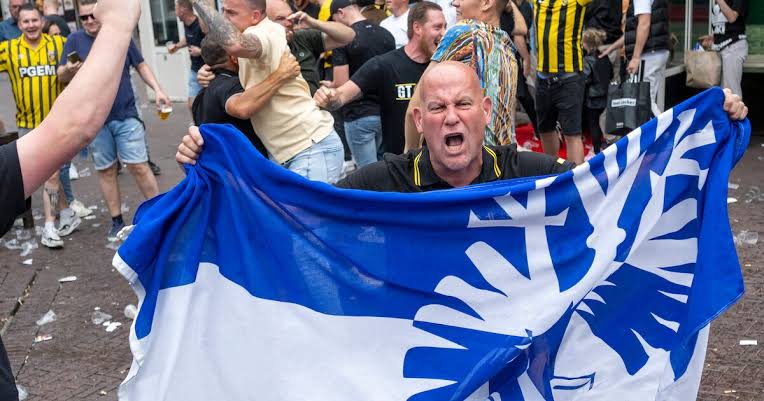 Bekijk de beelden: Arnhem ontploft van vreugde na witte rook over Vitesse |  Sport | De Gelderlander.nl