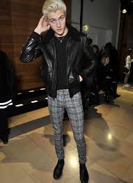 Schwarze Lederjacke Pilotenjake Mit Pullover Und Graue Karierte Hose Mit Stiefeletten Kombinieren Herren Outfit Mannliche Mode Outfit