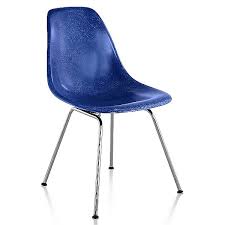 The back and seat of these chairs are made of a single piece of molded fiberglass contoured to the shape of the human body. Herman Miller Eames Molded Fiberglass Side Chair With 4 Leg Base Ylighting Com