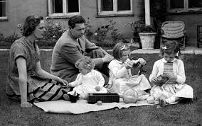 Pentru viitorii parinti care cauta idei pentru nume de fete in 2020, iti oferim o gama variata din care poti alege, cu nume romanesti si straine. Anii De Exil 30 Decembrie 1947 Anul In Care Regele Mihai A Fost Obligat SÄƒ Isi PÄƒrÄƒseascÄƒ Å£ara Stirileprotv Ro