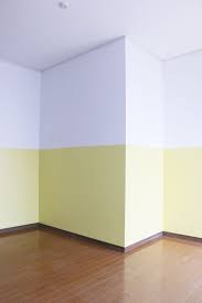 明るい色でもツートンなら挑戦しやすく 一気にオシャレに インテリア 内装 リビング