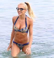 Οι βραδινές λιγούρες της εγκυμονούσας και η φωτογραφία αγκαλιά με τον σύντροφο της. H Tzoylia Noba 3ekinhse Ta Mpania Apo Th Mykono Fwto Flashnews Gr