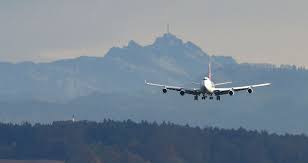 Afp / vasily maximov ). Aviao Cai Na Indonesia Apos Decolar Com 62 Pessoas A Bordo Money Times