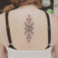 Tatouage sur le poignet d'une femme représentant des étoiles et des signes chinois tatouage sur la tatouage sur colonne vertébrale forum tattoos teemix hs yen a qui ont un tatouage sur la colonne vertébrale. Tatouage Colonne Vertebrale Tattoome Le Meilleur Du Tatouage