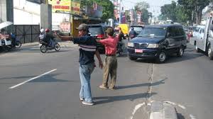 Tukang sapu jalanan iqbal pakula. Risih Dengan Ulah Pak Ogah Polsek Depok Timur Bertindak Beritasatu My Id Berita Satu