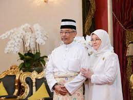 Tengku abdul rahman, adik bupati, mengatakan usulan untuk menunjuk tengku abdullah sebagai sultan, baru dibuat karena sang ayah sakit parah. Cik Puan Julita Aishah Wikipedia