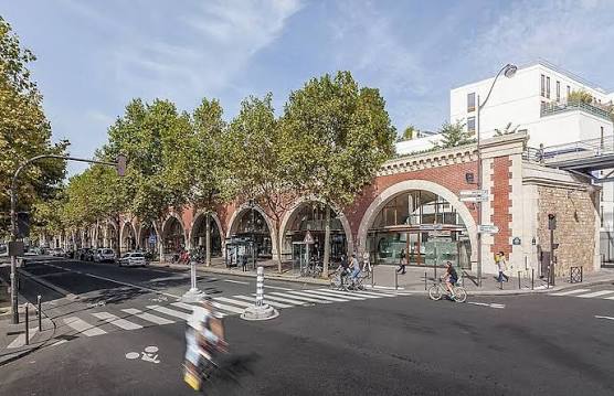 Avenue Daumesnil – Un magnifique alignement de voûtes de briques réhabilitées sous la Coulée Verte, abritant la crème des artisans d'art parisiens.