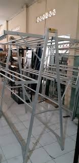 Dengan membuat sendiri jemuran baju dari paralon, anda bebas menyesuaikan ukuran jemuran dengan luas ruang jemuran yang anda miliki. Maju Jaya Aluminium Las Kediri Jemuran Pakaian Aluminium
