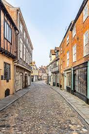 Elm Hill Is A Pretty Historic Street In Norwich Norfolk England Click Through For More Pictures On The Norfolk England Norwich England Cool Places To Visit