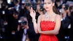فساتين النجمات باللون الاحمر تناسب