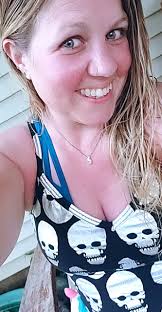 What size shirt does the 36" mini skelly wear?