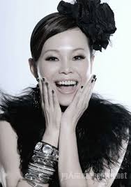 彭佳慧（英語： julia peng ，1972年4月20日 － ），台灣屏東六堆之客家人，台灣 女歌手、作曲人及舞台劇演員。 其表哥黃中原為台灣著名音樂人兼創作歌手。 其妹彭佳霓為台灣客家電視台《客家新樂園 hot music》主持人，與音樂人謝宇威搭擋主持。 彭佳慧1996年以專輯《說真心話》正式出道，低音渾厚. å½­ä½³æ§èå¬æ¯è° å½­ä½³æ§å¿é¸å®¶äºæå