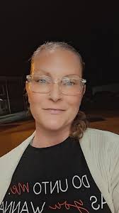 Can someone remove dog's leash in photo?