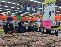 .adalah barang kawalan yang di kawal bekalan dan harganya di bawah akta kawalan bekalan 1961 dan akta kawalan harga dan anti pencatutan 2011 bagi memastikan bekalan snetiasa mencukupi dan punca penurunan harga gula pasir putih bertapis 1kg di pasaran runcit malaysia. Tujuh Dikompaun Jual Barang Kawalan Mahal Gagal Letak Tanda Harga
