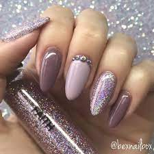 Otra combinación de uñas doradas 2021 que se lleva mucho, por ejemplo, es la combinación de la pedrería y los stickers dorados con la uñas transparentes, solo con una capa de brillo. Unas Acrilicas Rosa Palo Con Dorado Unas Acrilicas