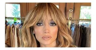 Come si sono evoluti i capelli di jennifer lopez dai suoi esordi a oggi! Jennifer Lopez Con Il Suo Nuovo Taglio Di Capelli E La Frangia E Il Livello Di Cool Che Aspiro Ad Essere I Migliori Consigli Di Intrattenimento Moda Bellezza Fitness E Cibo