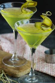 An Easy Savory Martini Dill Pickle Vodka Martini Replaces The Classic Olives With Cucumber Pickles In This Unex Pickle Vodka Dill Pickle Pickle Martini Recipe