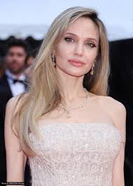 Brad Pitt's first remarks after finalizing his divorce from Angelina Jolie  after a long, drawn-out legal battle left us speechless 😲 What he said in  the comments 👇