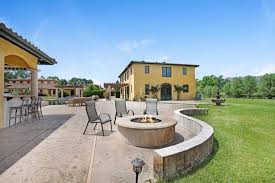 The property is alarmed and has two entrances with electric gates and an intercom system. Grounds Villa Colibri Sonoma