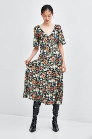Festliche kleider zara beliebteste kleider: Zara Woman Floral Dress Wear With Yellow Cropped Sweater On Colder Days Kleid Blumenmuster Frauen Outfits Schwarzes Kleid Zara