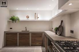 in deze keuken waan je je even in het warme en zonnige ibiza kom de nieuwe keuken snel bewonderen in onze showroom stucco keuken showroom home deco keuken