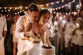 Während sich die einen fragen, wer das sein soll. 17 Dagi Bee Hochzeit Ideen Dagi Bee Hochzeit Hochzeitskleid