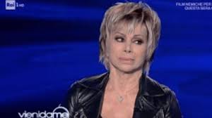 I due, accomunati dallo stesso colore di capelli e in alcuni periodi anche dallo stesso taglio, hanno sempre dimostrato di essere una. Carmen Russo A Vieni Da Me Chirurgia E Creme Pazzesche Per Restare Giovane Foto Ultime Notizie Flash