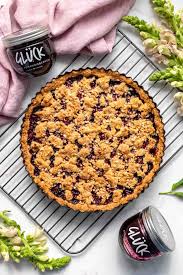 Den kuchen mit einer gabel oder den händen zu sehr feinen krümeln zerreiben. Marmeladen Streusel Kuchen Rezept Elle Republic