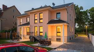 mehrfamilienhauser doppelhaus ruckseite mit zwei terrassen am abend haus style at home stadtvilla