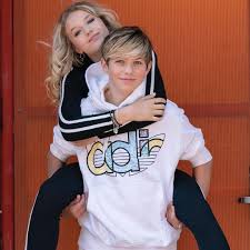 Indi Star And Walker Bryant S Relationship Explained Stylesrant In 2020 Couple Photoshoot Poses Young Youtubers Social Media Stars