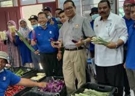 Kegiatan pemanfaatan sumber daya hayati yang dilakukan manusia untuk menghasilkan bahan pangan, bahan baku industri, atau sumber energi, serta untuk mengelola lingkungan hidupnya. Petani Lega Wujud Pusat Pengumpulan Hasil Pertanian Utusan Digital