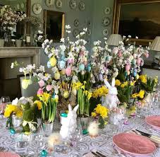 Our favorite easter table settings + centerpieces. These Gorgeous Easter Table Settings Will Inspire You