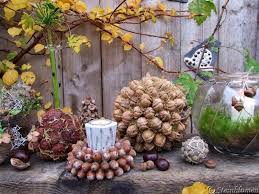 In einem glas oder in einer schönen vase rund um eine hohe kerze ergänzen sie. Herbstdeko Mit Eicheln Kastanien Und Walnussen Herbst Dekoration Weihnachten Dekoration Dekoration