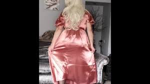 ゴージャスな光沢のあるサテンのドレスのセクシーな女装